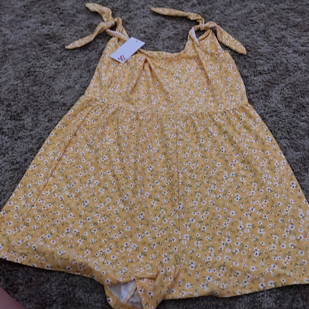 kohls, S, yellow with flowers.